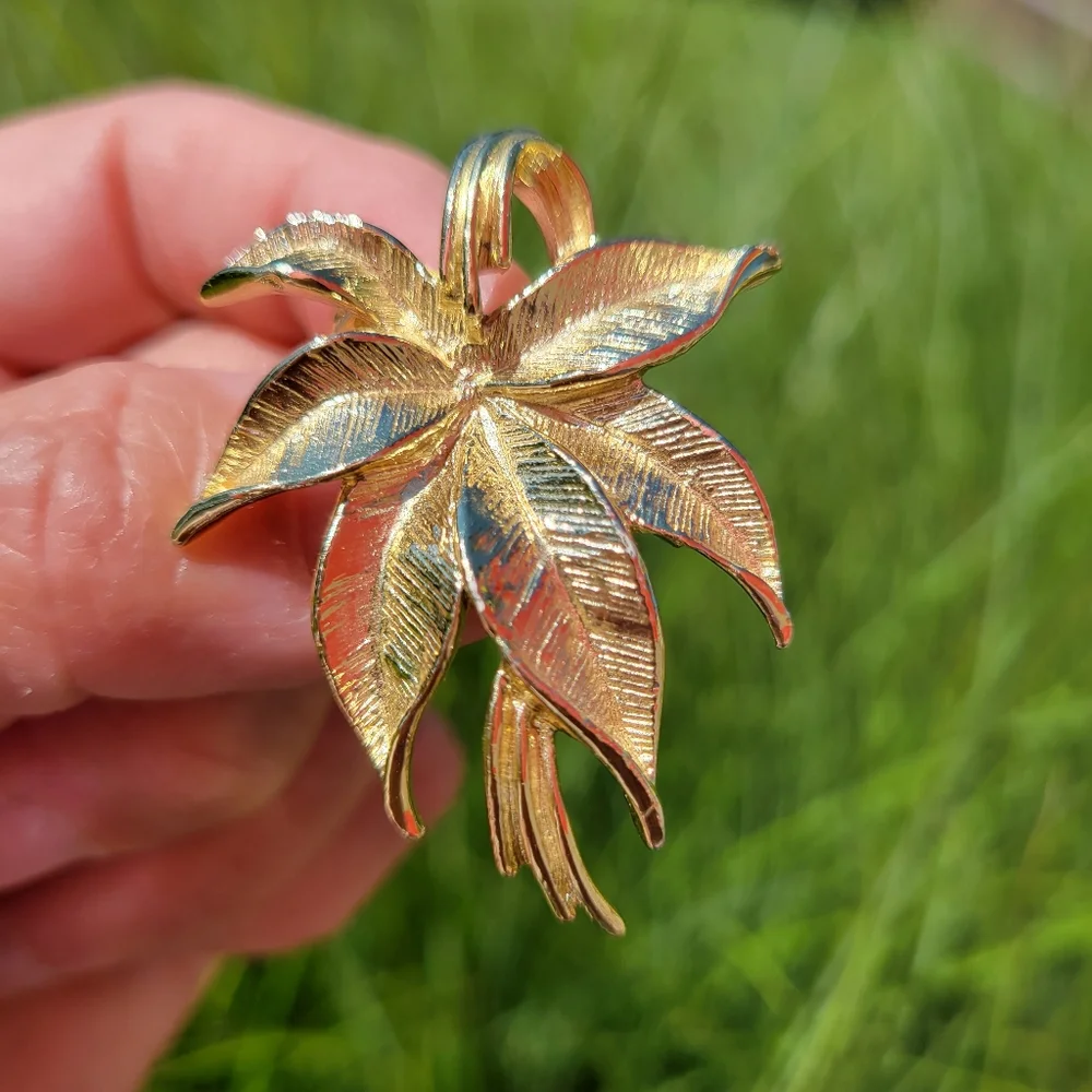 Vintage Gerry's Leaf Brooch Pin ~ MCM - 1960s ~ Pretty! VGUC ~ Nice!